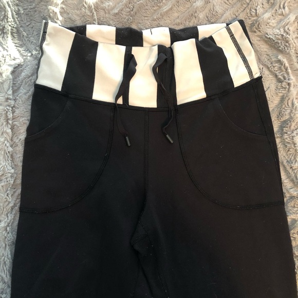 Lulu lemon leggings size 4 - Picture 3 of 5